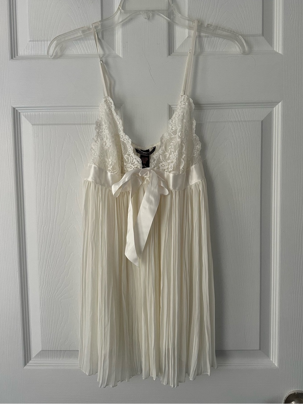 Victoria Secrets lace-trimmed pleated babydoll slip Size M
